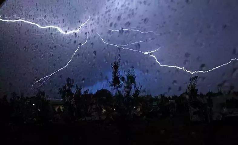 暴雨來襲，請注意人身安全